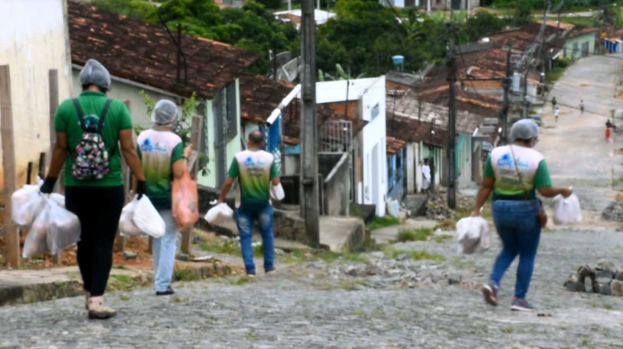 Camacã: Secretaria de Assistência Social faz entrega de pães e máscaras no Bairro Joana Angélica